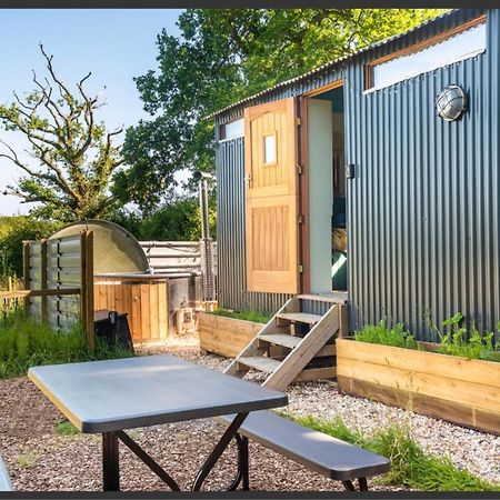 Shepherds Hut With Scandinavian Hot Tub And Hydromassager Sway Ngoại thất bức ảnh