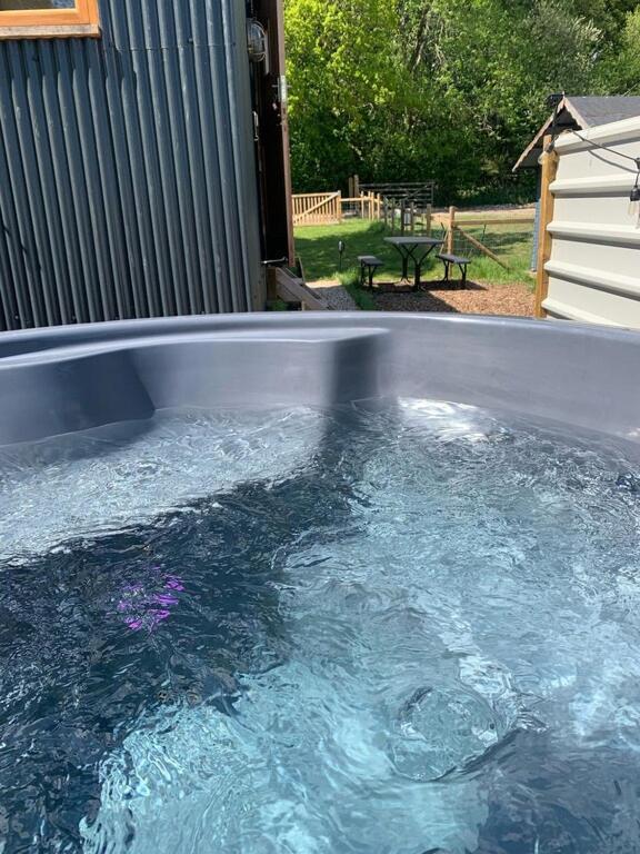 Shepherds Hut With Scandinavian Hot Tub And Hydromassager Sway Ngoại thất bức ảnh
