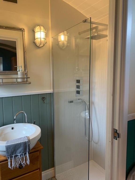 Shepherds Hut With Scandinavian Hot Tub And Hydromassager Sway Ngoại thất bức ảnh