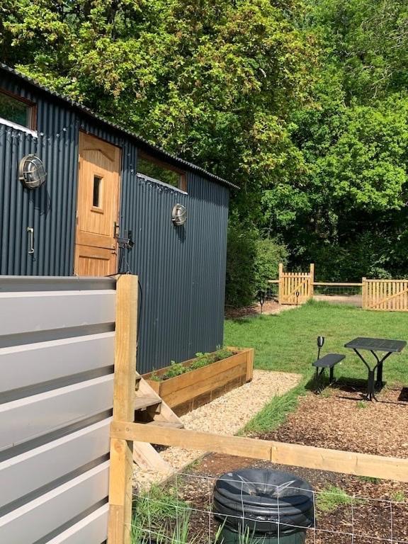 Shepherds Hut With Scandinavian Hot Tub And Hydromassager Sway Ngoại thất bức ảnh