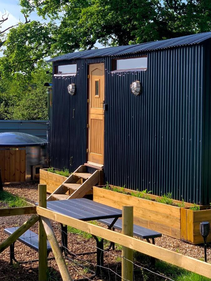 Shepherds Hut With Scandinavian Hot Tub And Hydromassager Sway Ngoại thất bức ảnh