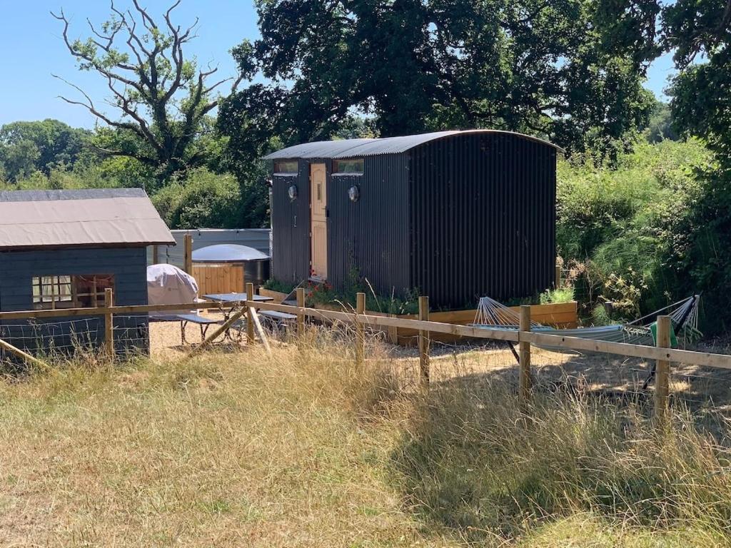 Shepherds Hut With Scandinavian Hot Tub And Hydromassager Sway Ngoại thất bức ảnh