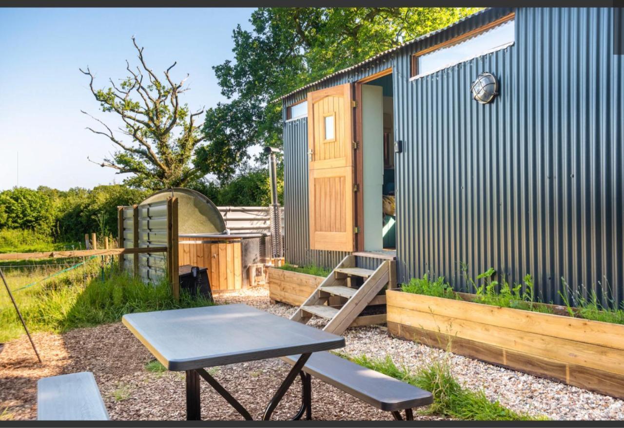 Shepherds Hut With Scandinavian Hot Tub And Hydromassager Sway Ngoại thất bức ảnh