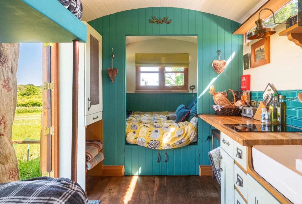 Shepherds Hut With Scandinavian Hot Tub And Hydromassager Sway Ngoại thất bức ảnh