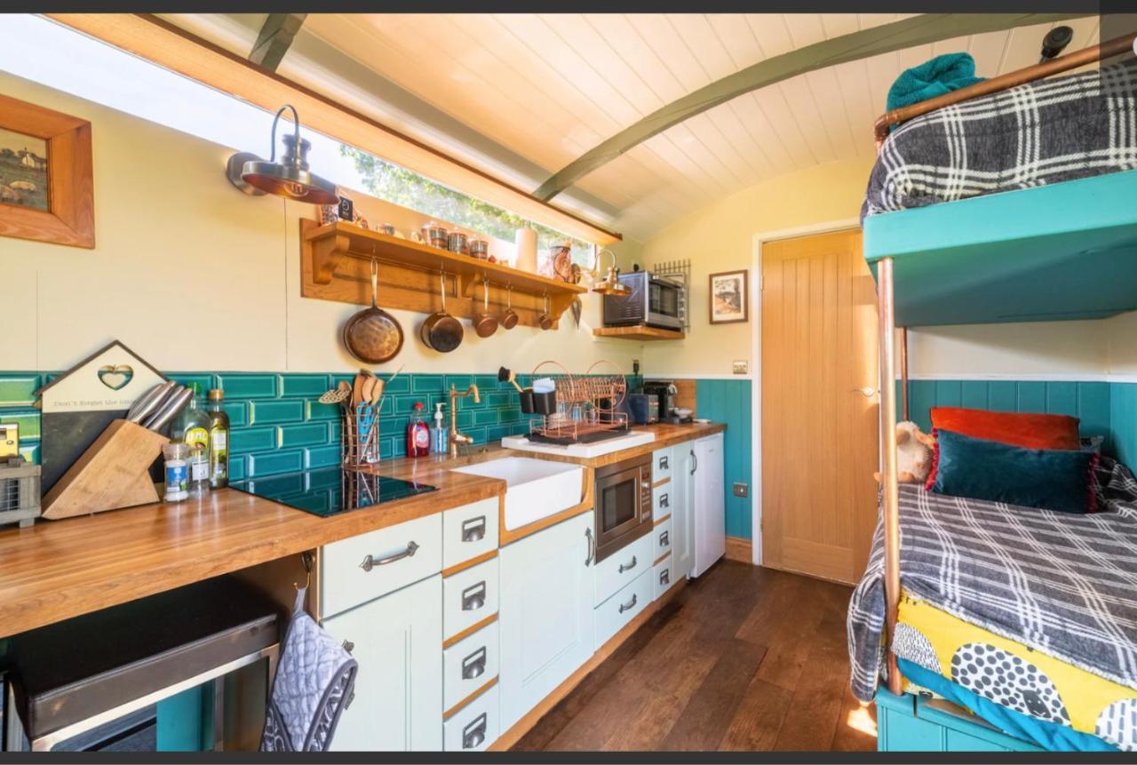 Shepherds Hut With Scandinavian Hot Tub And Hydromassager Sway Ngoại thất bức ảnh