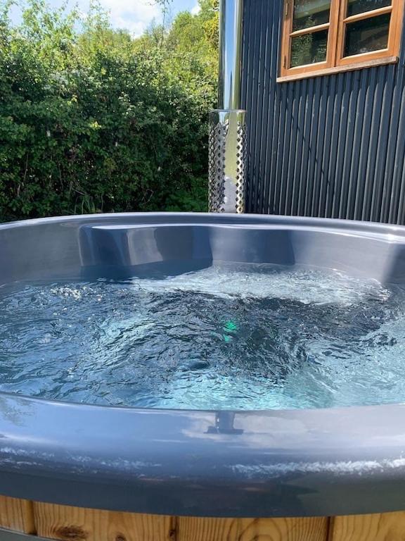 Shepherds Hut With Scandinavian Hot Tub And Hydromassager Sway Ngoại thất bức ảnh